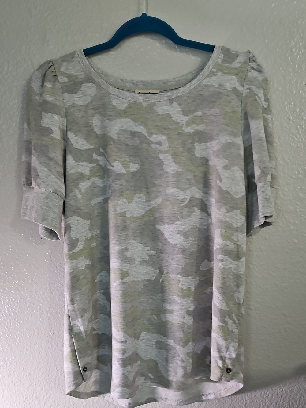 Jane and Delancey Gray/green Camo Puff Sleeve Top L EUC